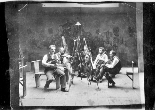 Paul Klee (el primero a la derecha) en un quinteto, en el estudio del pintor Heinrich Knirr, 1930