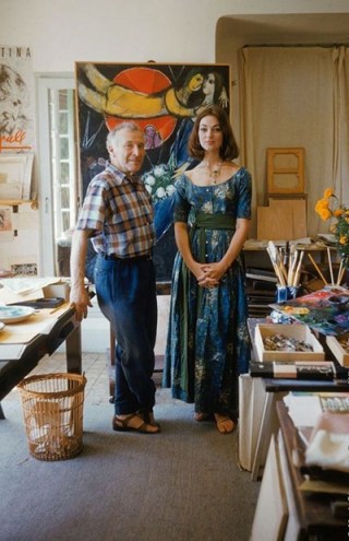 Marc Chagall e Ivy Nicholson, vestida con un diseño de Claire McCardell. para Life. 1955