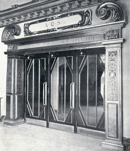 Puerta de acceso al anfiteatro 1