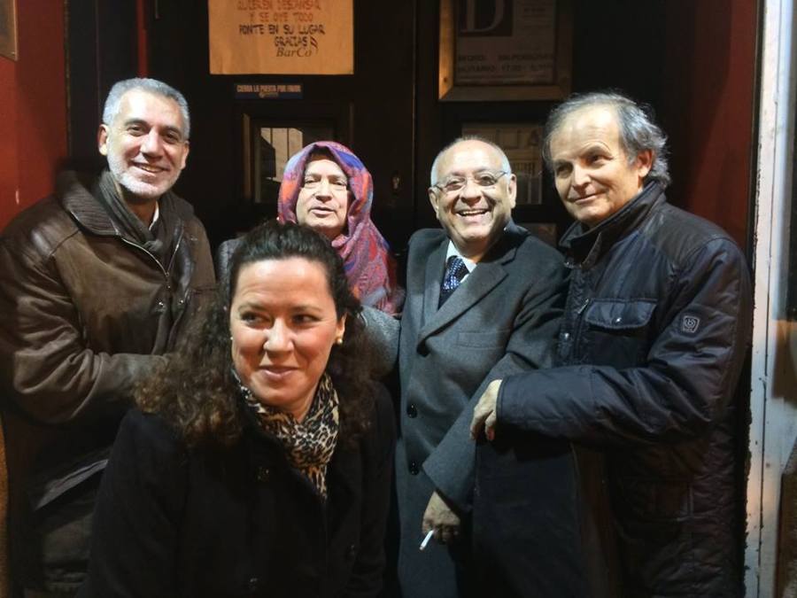 Juan Ramírez (Presidente de la Peña y Cantaor), Cancanilla de Málaga (Cantaor y con la cabeza tapada porque empezaba a llover), servidor de ustedes, Juan A. Muñoz (gran guitarrista y buen amigo) y Carmen Saez Honrubia (gran amiga y aficionada impenitente). La fotografía la hizo Paco Gonzalez (miembro de la Junta directiva de la Peña). En la puerta del local de La Toná de la calle del Barco, donde se celebró el recital.