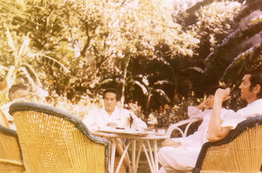En el jardín de la embajada de Nueva Delhi Lucy e Yves Boouneloy, Octavio Paz, Aurora y Julio Cortázar, 1968. Imagen tomada del libro: Escritores en la Diplomacia mexicana, tomo I, México, Secretaría de Relaciones Exteriores, 1998, p. 340.