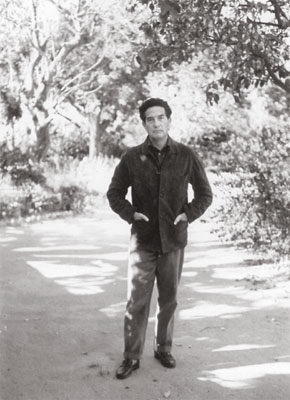 Octavio Paz en el jardín de la Embajada de México, Nueva Delhi, 1964