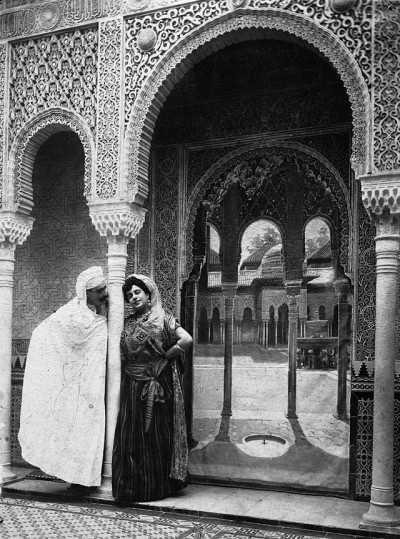 Foto dell pintor Mariano Bertuchi y su mujer vestidos a la manera árabe, en la Alhambra s/1900